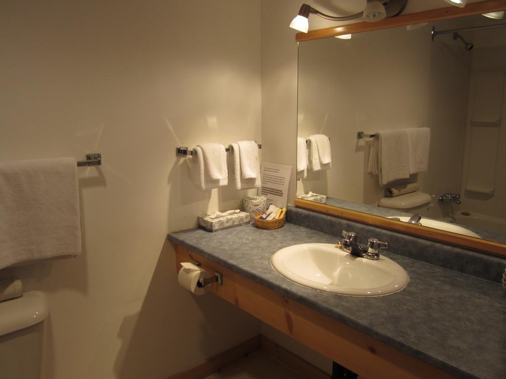 Canadas Best Value Inn- Riverview Hotel Whitehorse Ngoại thất bức ảnh
